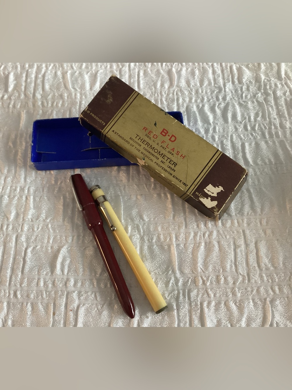 Vtg. B-D RED FLASH THERMOMETER Benton Dickinson & Co. 1940s.  The “Red Flash”